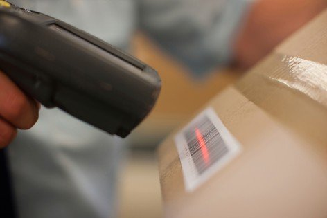 170217163730_emul_immagine Person scanning serial number